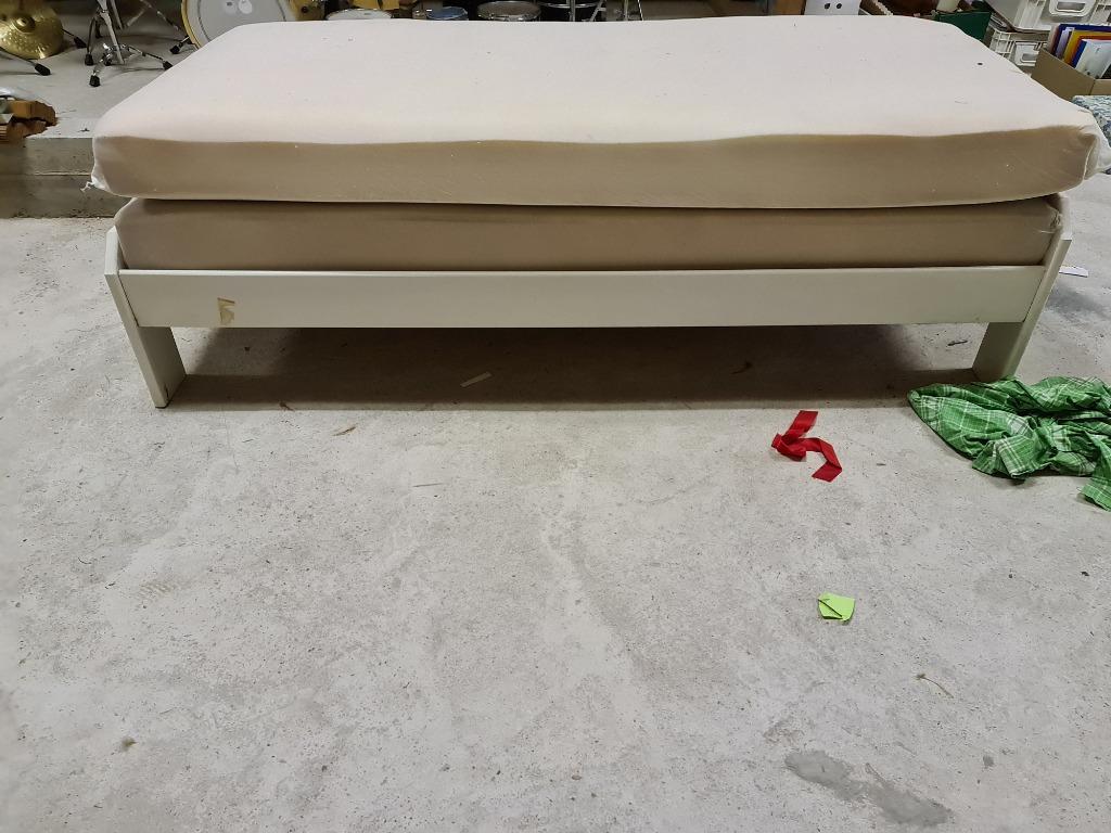 Bed 1 Pers 100X200 cm met laten bodem en 2 matrassen 35 euro, Ophalen