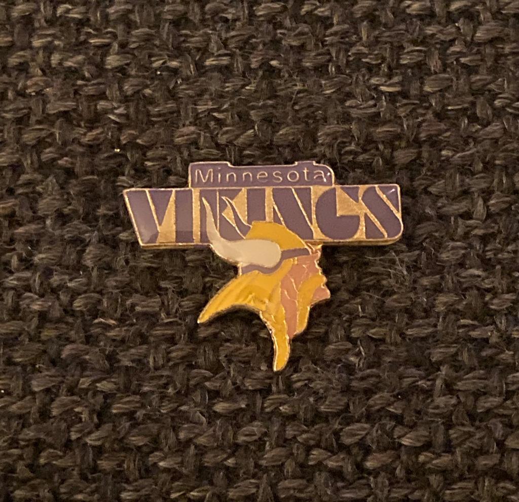 PIN - MINNESOTA VIKINGS - AMERICAN FOOTBALL - NFL, Verzenden, Gebruikt, Sport, Speldje of Pin