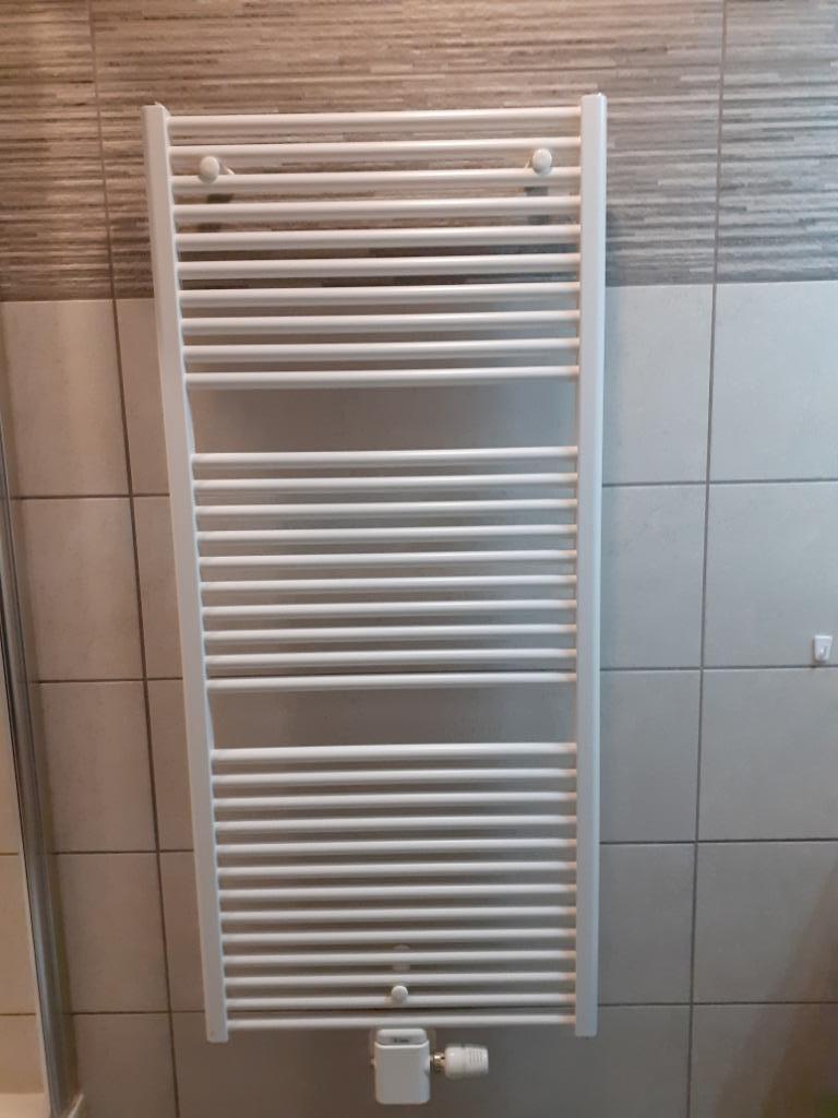 Vasco-handdoekradiator Iris-op ketel-869 watt-ral 9016, Ophalen, Zo goed als nieuw
