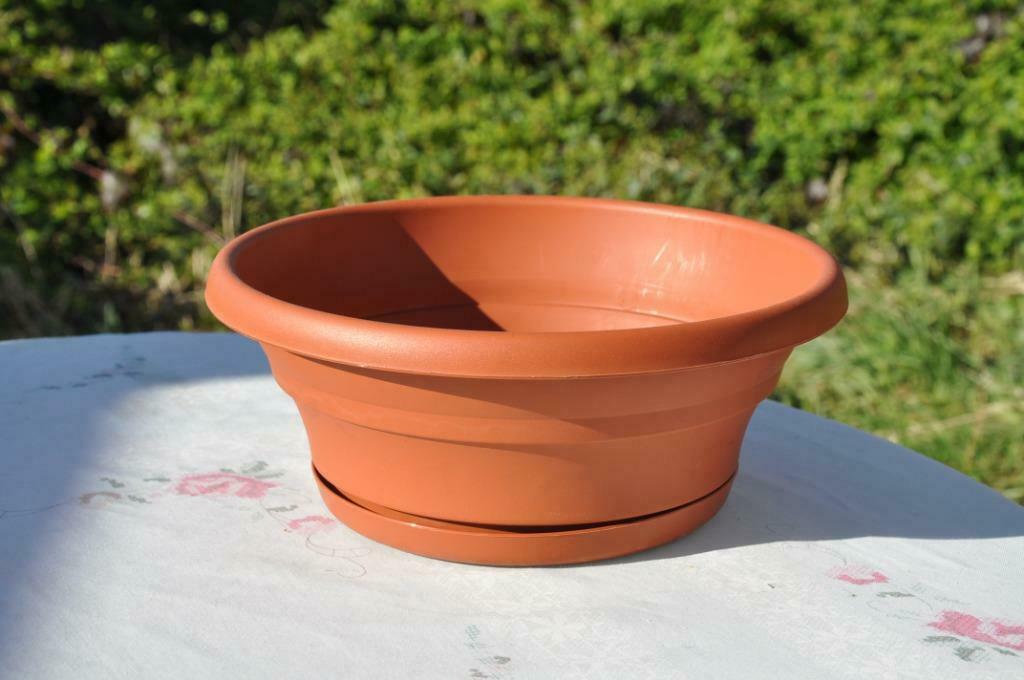 §  vasque en plastique avec soucoupe  decor ligne 27x10, Neuf, Enlèvement ou Envoi, 25 à 40 cm, Rond