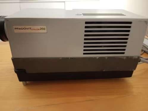 2 Diaprojectors (Simda3232+Pradovit Color 250) + 250 mm Lens, Ophalen, Gebruikt