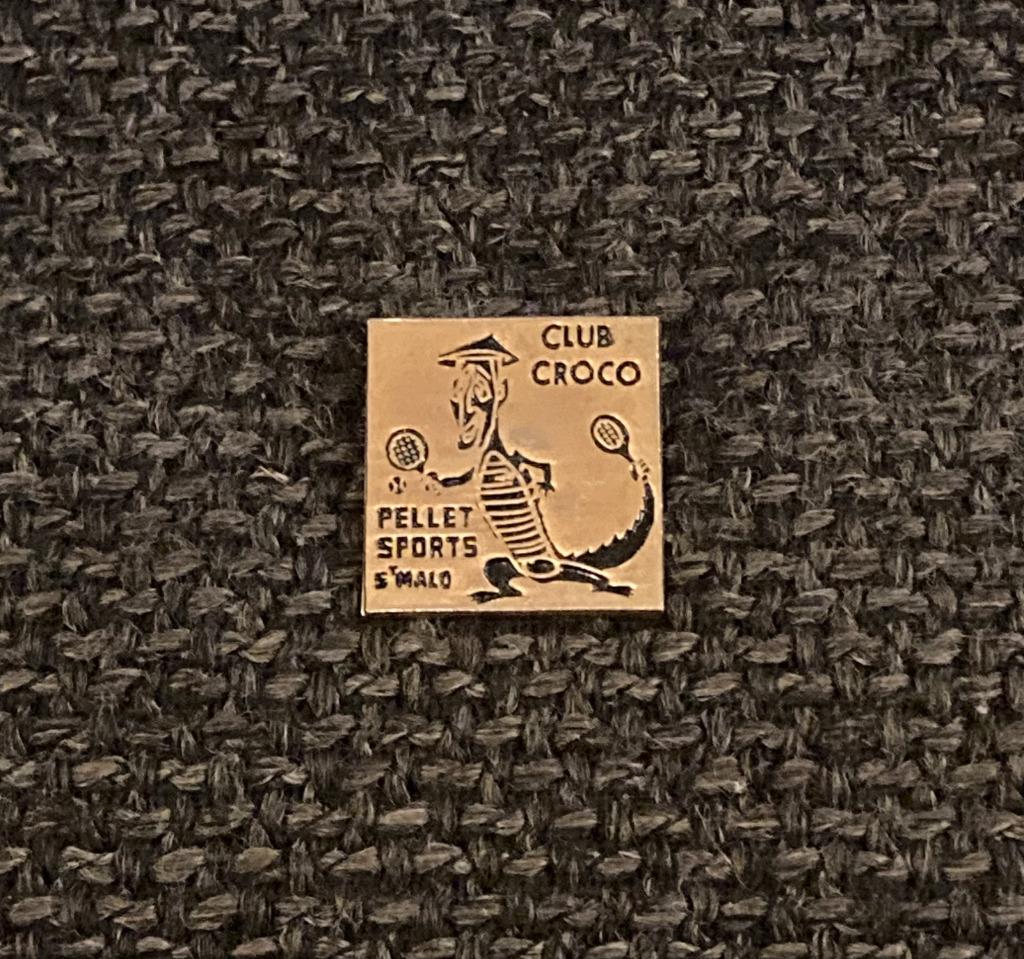 PIN - CLUB CROCO - PELLET SPORTS - CROCODILE - TENNIS, Envoi, Utilisé, Sport, Insigne ou Pin's