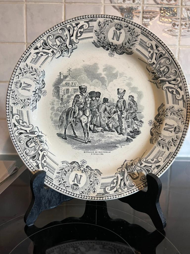 2 assiettes Napoléon avec support et tampon Keramis BF, Antiquités & Art, Enlèvement ou Envoi