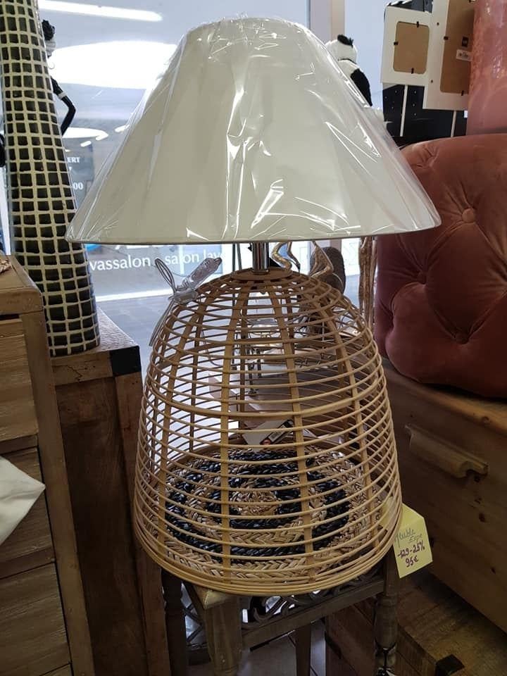 Grote stijve rotanlamp met J-line cape, Ophalen of Verzenden, Zo goed als nieuw, Campagne, 50 tot 75 cm