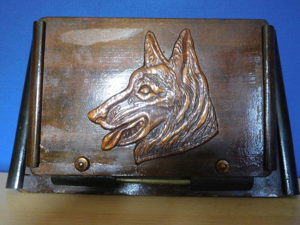 Porte-revues mural en bois ancien avec motif de chien, Enlèvement ou Envoi, Utilisé