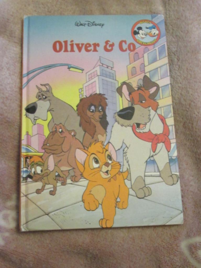 boek : Oliver & Co - Disney boekenclub - 1990 - Kinderboek, Gelezen, Walt Disney, Ophalen of Verzenden, Sprookjes