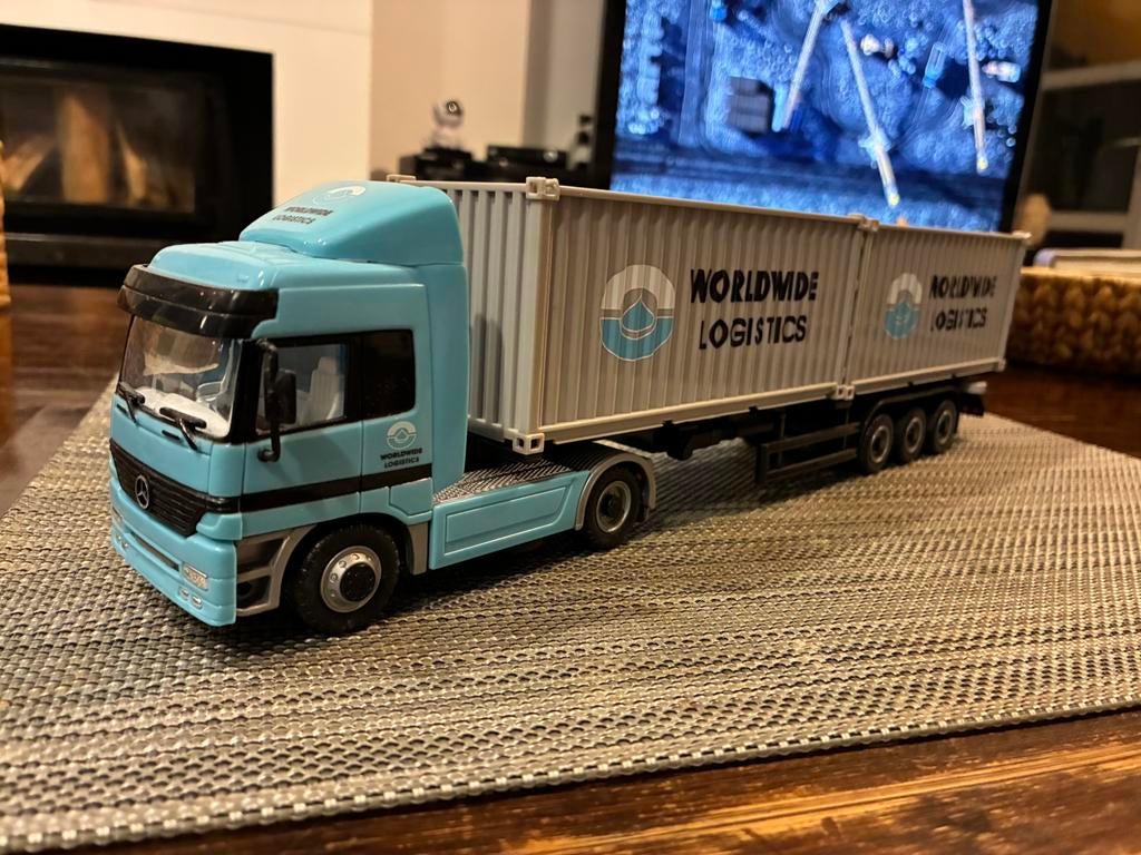 camion Mercedes actros 1/43 - 1/45, Ophalen, Zo goed als nieuw, Bus of Vrachtwagen