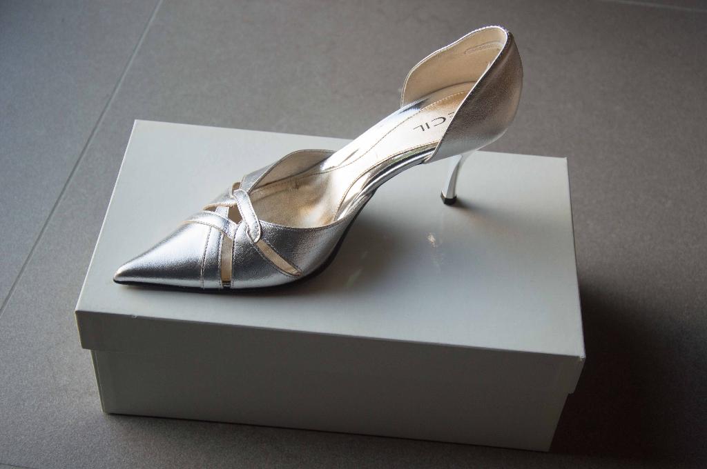 zilver kleurige lederen pumps - Nieuw, Pumps, Verzenden, Nieuw, Cecil
