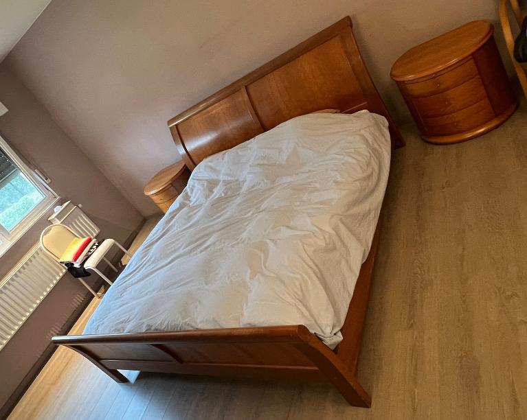Kingsize bed met twee nachtkasten, Ophalen, Gebruikt, Bruin, Tweepersoons