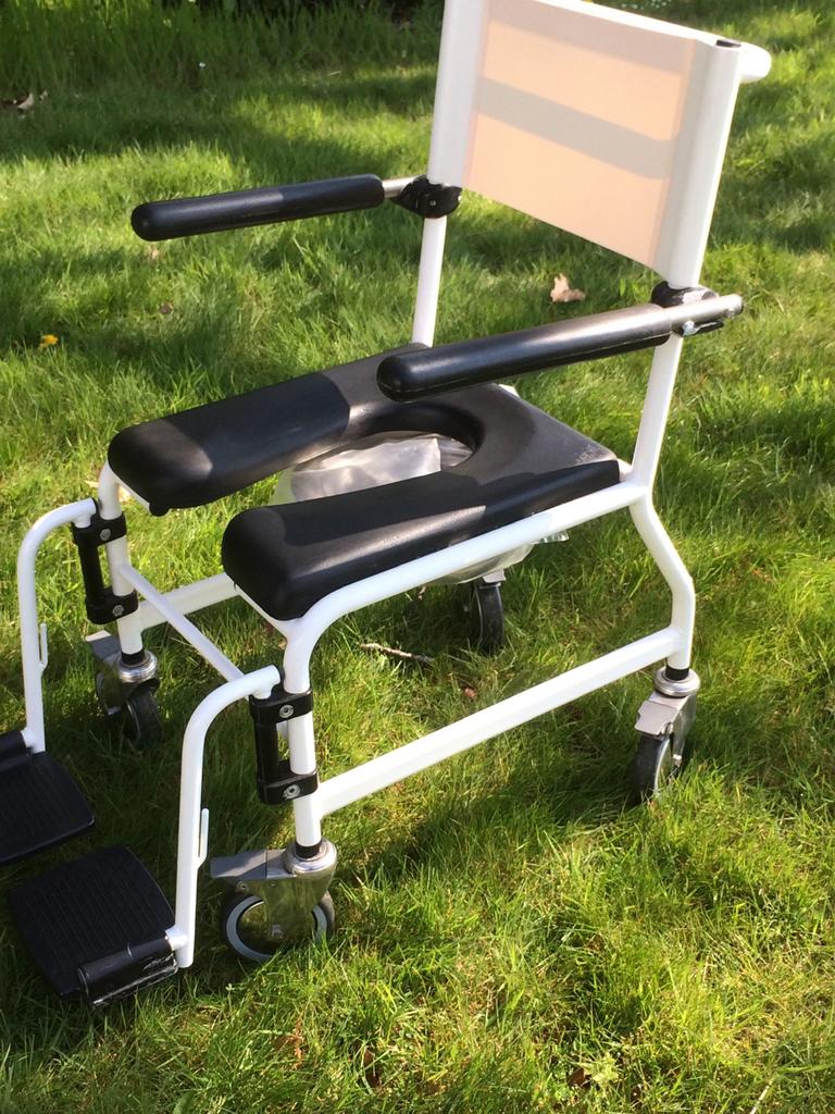 Rolstoel/toiletstoel met kleine wielen., Diversen, Ophalen of Verzenden, Zo goed als nieuw