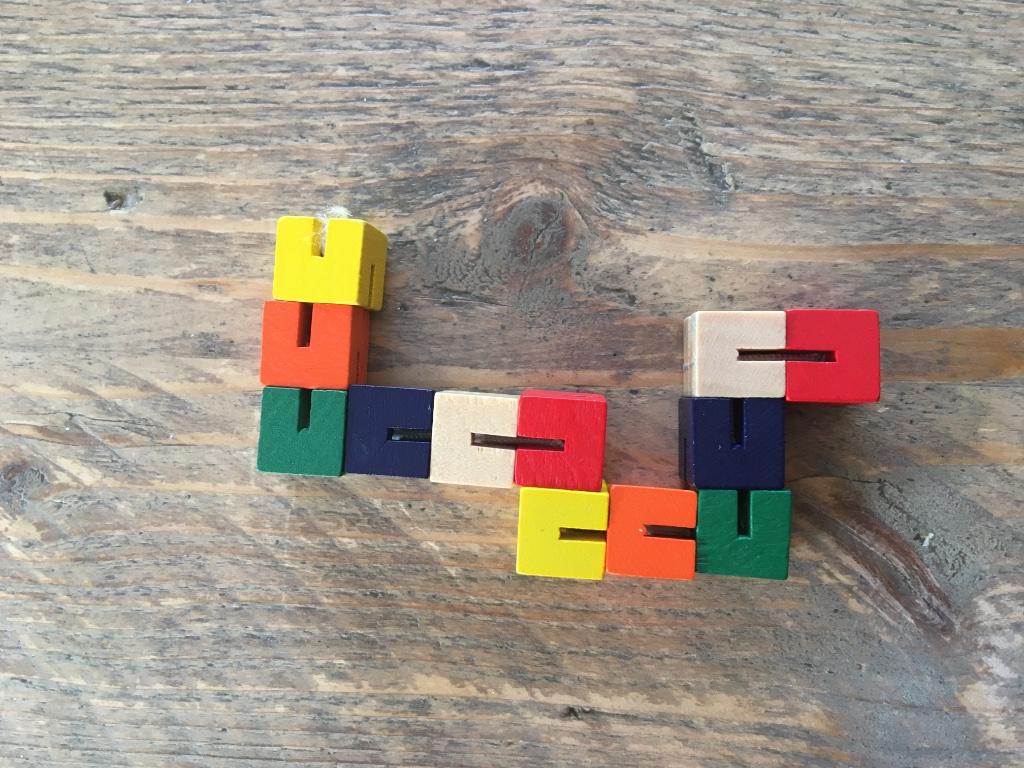 GOKI, schakel puzzel / houten "blokjesslang", Ophalen of Verzenden, Zo goed als nieuw, Ontdekken