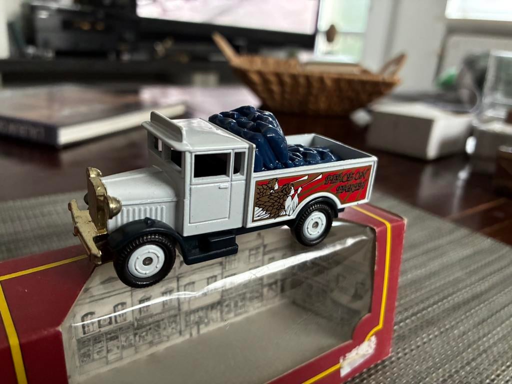 camion Morris cameo from corgi 1/64, Hobby en Vrije tijd, Ophalen, Zo goed als nieuw, Bus of Vrachtwagen