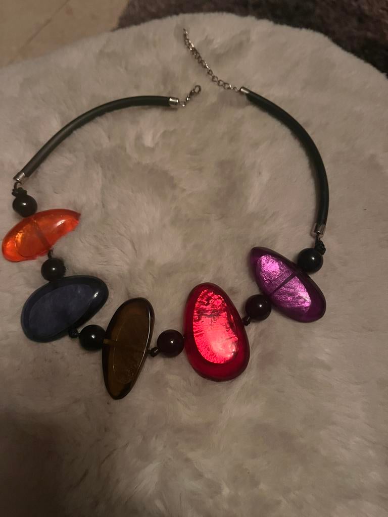Collier ras du cou multicolore avec des grandes pierres, Handtassen en Accessoires, Kettingen, Zo goed als nieuw, Zwart, Ophalen of Verzenden