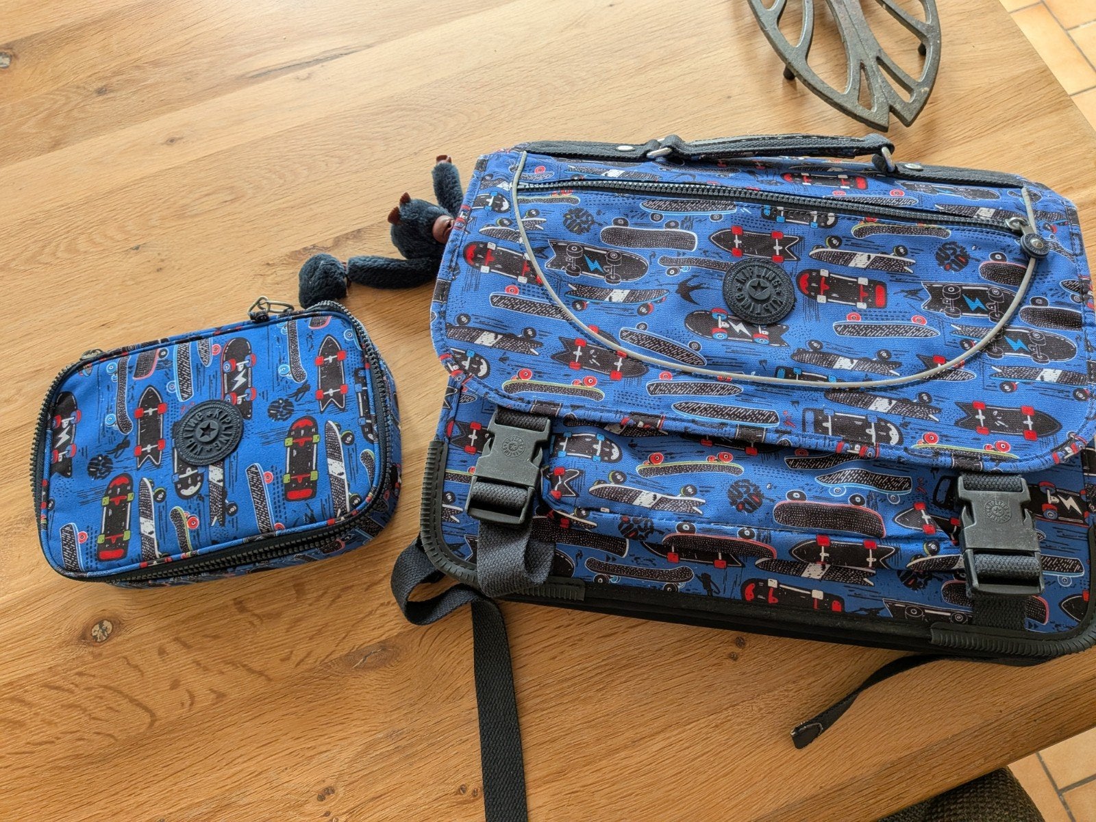 Cartable et plumier Kipling, Enlèvement