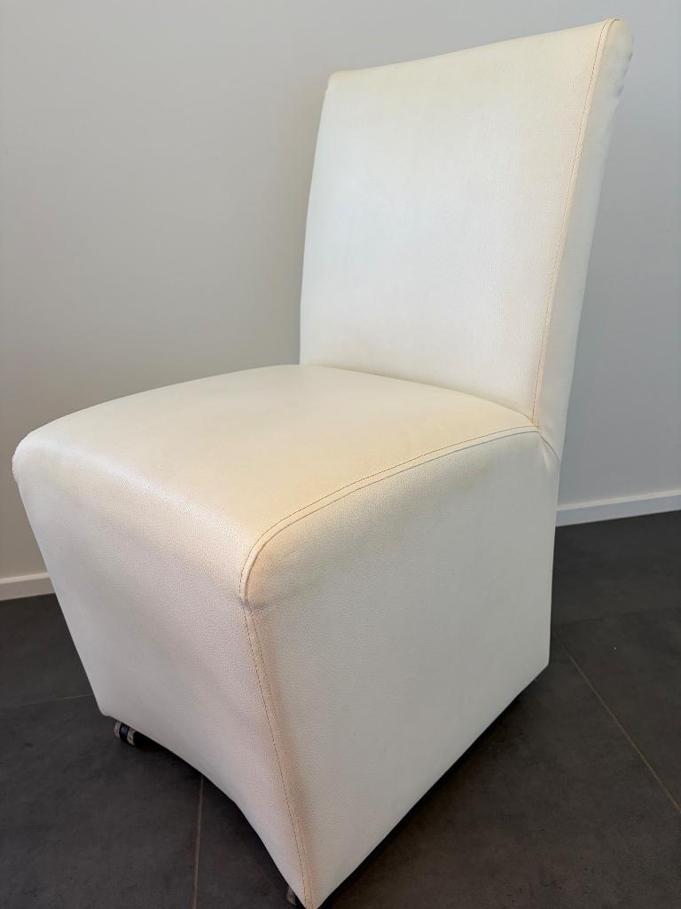 6 kunstlederen stoelen op wieltjes in zeer goede staat!, Huis en Inrichting, Stoelen, Ophalen, Gebruikt, Wit, Vijf, Zes of meer stoelen