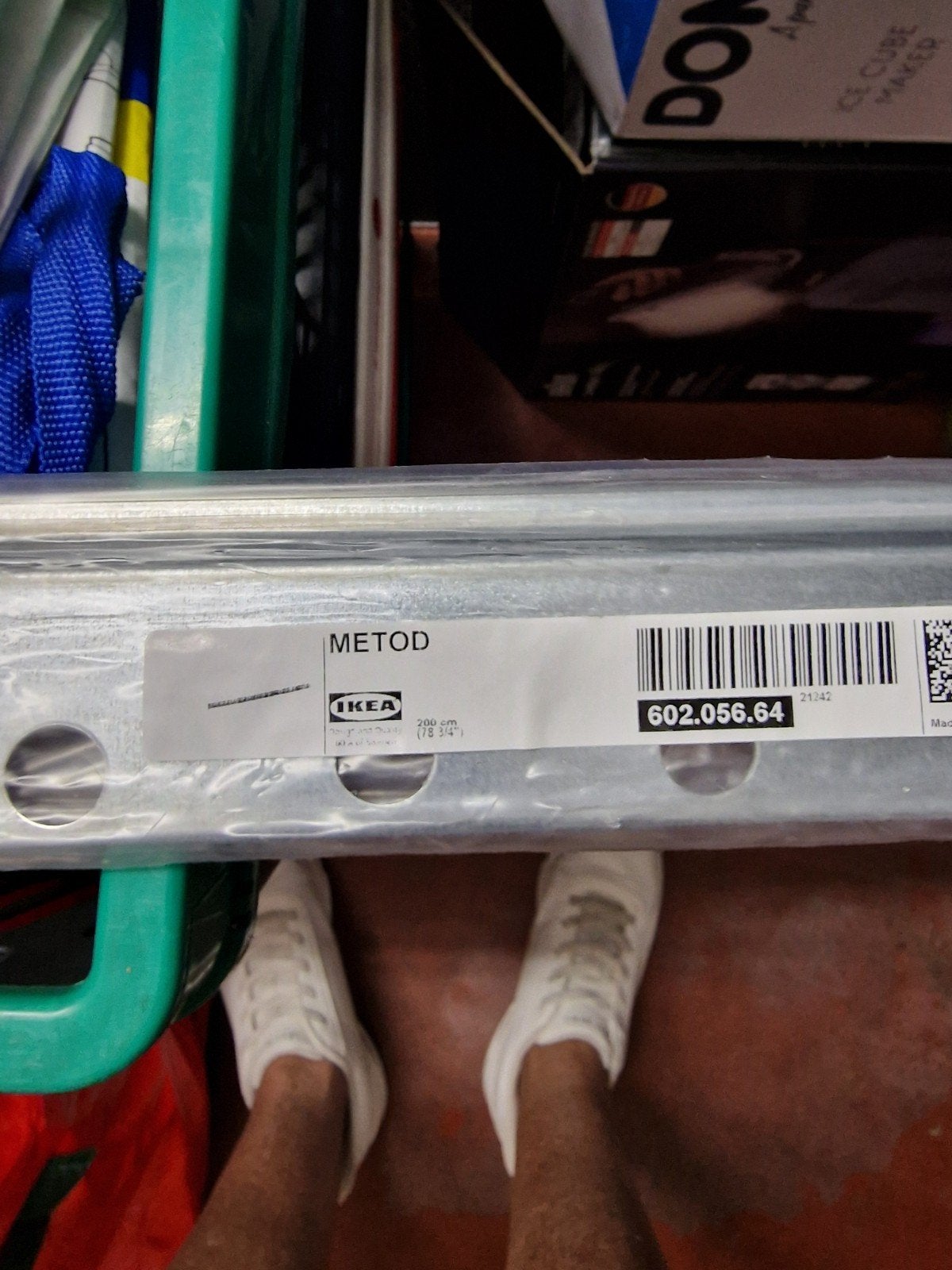 2 planches pour meuble IKEA et tringle de fixation, Enlèvement