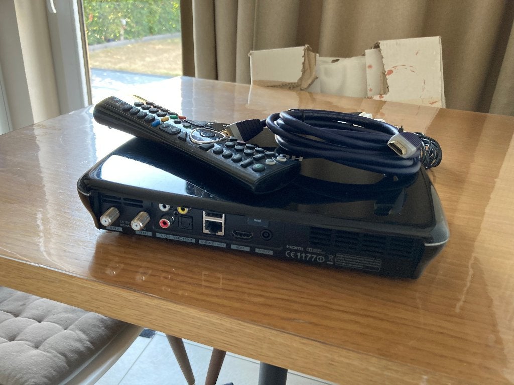 Bekijkt alle Engelse tv zenders gratis via deze freesat box, Audio, Tv en Foto, Ophalen, Zo goed als nieuw, (Schotel)antenne-accessoires