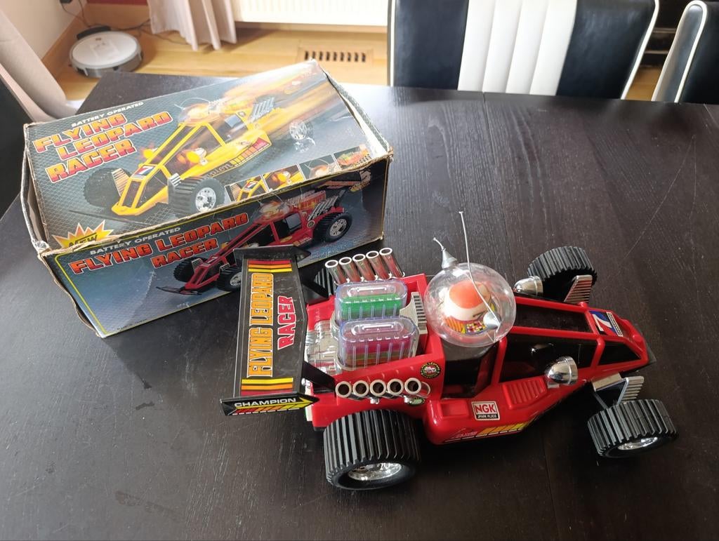 Vintage racecar met doos, Enlèvement