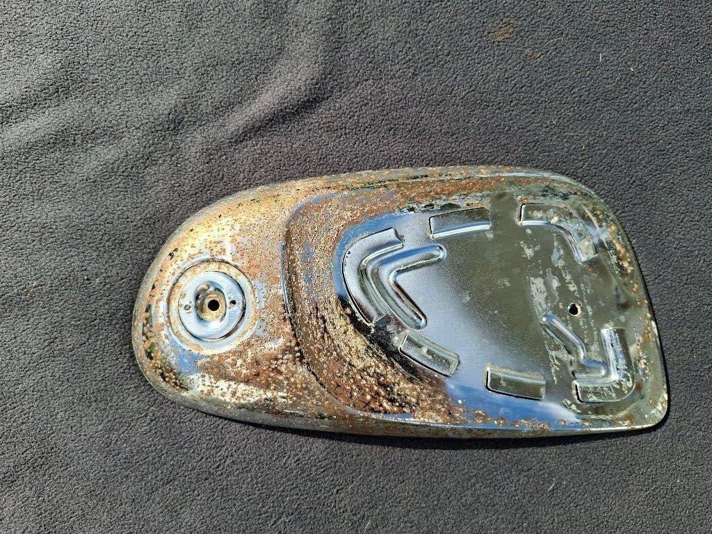 HONDA C 110 C 114 Cub tank linkse zijwand, Ophalen of Verzenden, Gebruikt