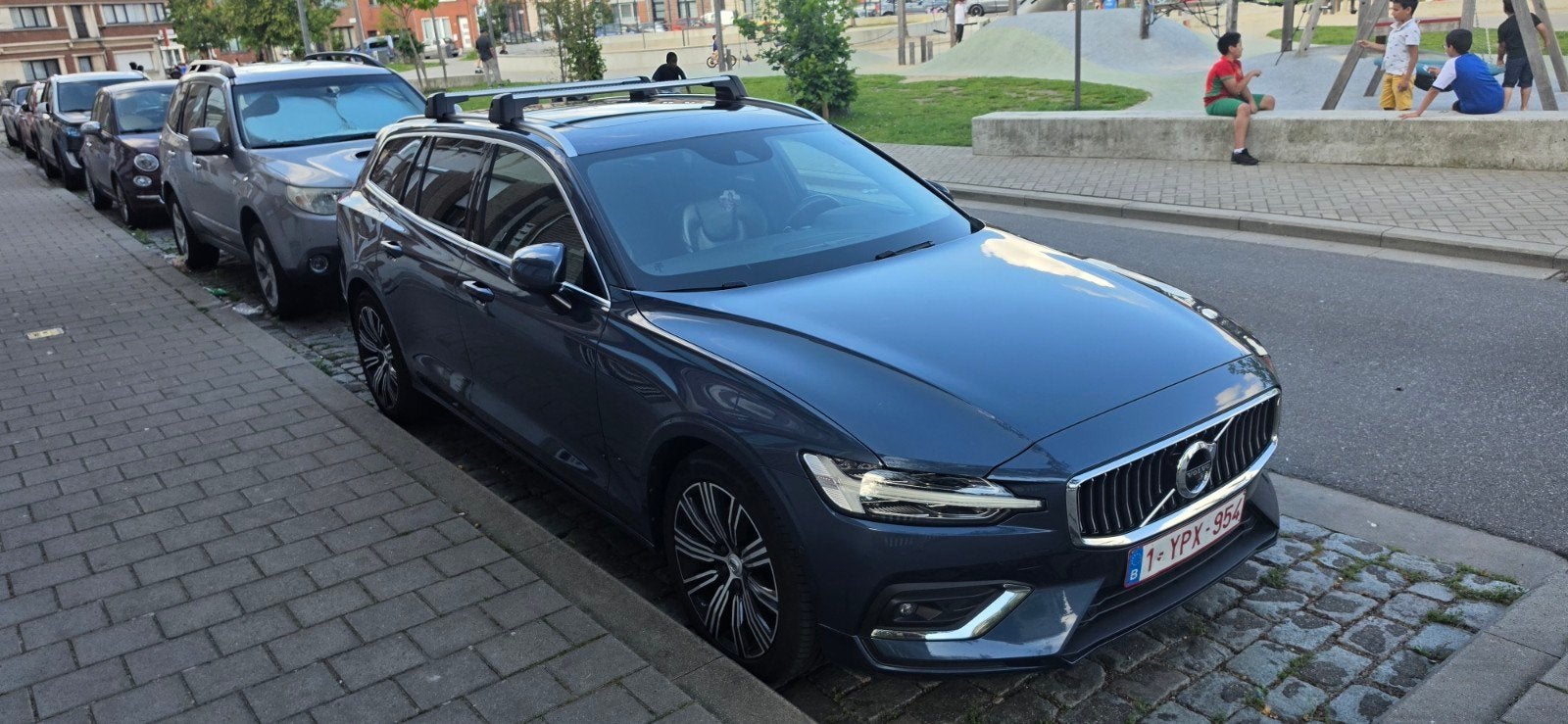 Volvo v60 t4 inscription, Auto's, Volvo, 4 cilinders, 1969 cc, Blauw, Leder