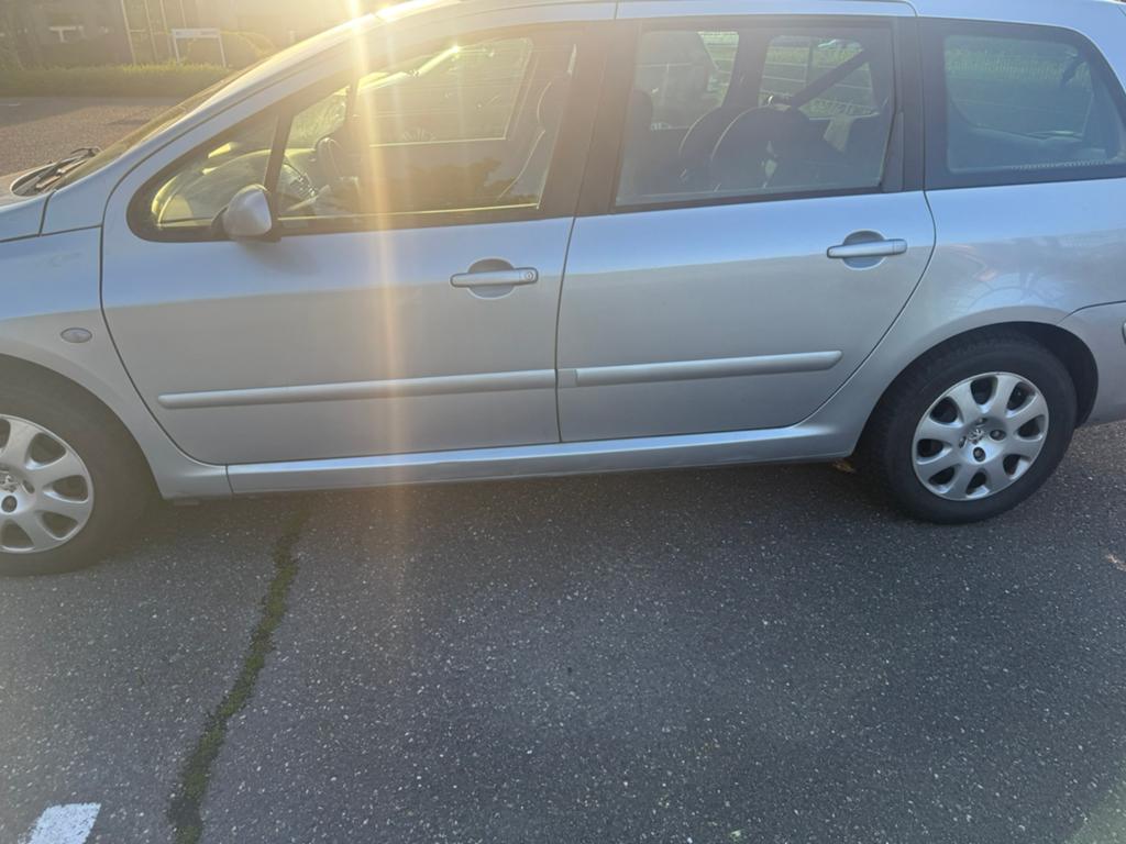 Pegout 307 benzine 1,6 7 plaats met kureng 2000€, Auto's, Peugeot, 7 zetels, Particulier, Break, Handgeschakeld