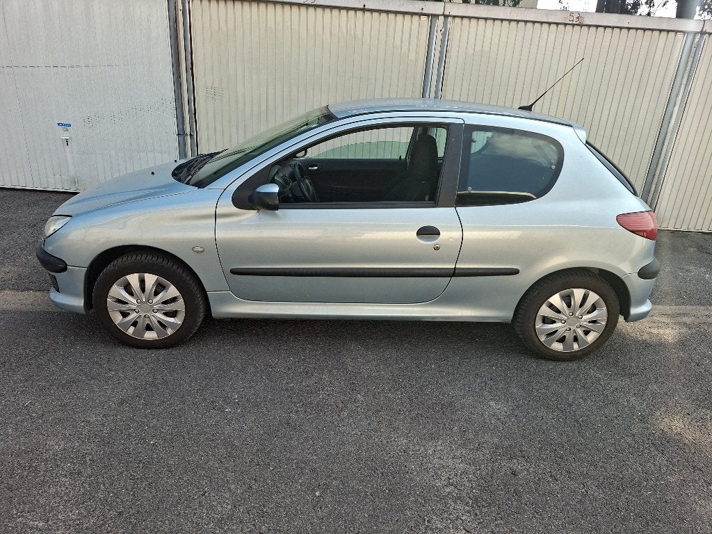 Peugeot 206 1.6i 110ch 136dkm homologuée à vendre, Autos, Peugeot, Boîte manuelle, Noir, Particulier, Phares directionnels