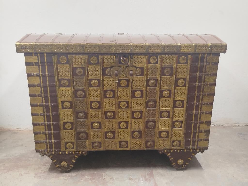 Prachtig Indische bruidsschatkist met gehamerd koper details, Métal, 125 cm ou plus, Enlèvement ou Envoi, 50 à 100 cm