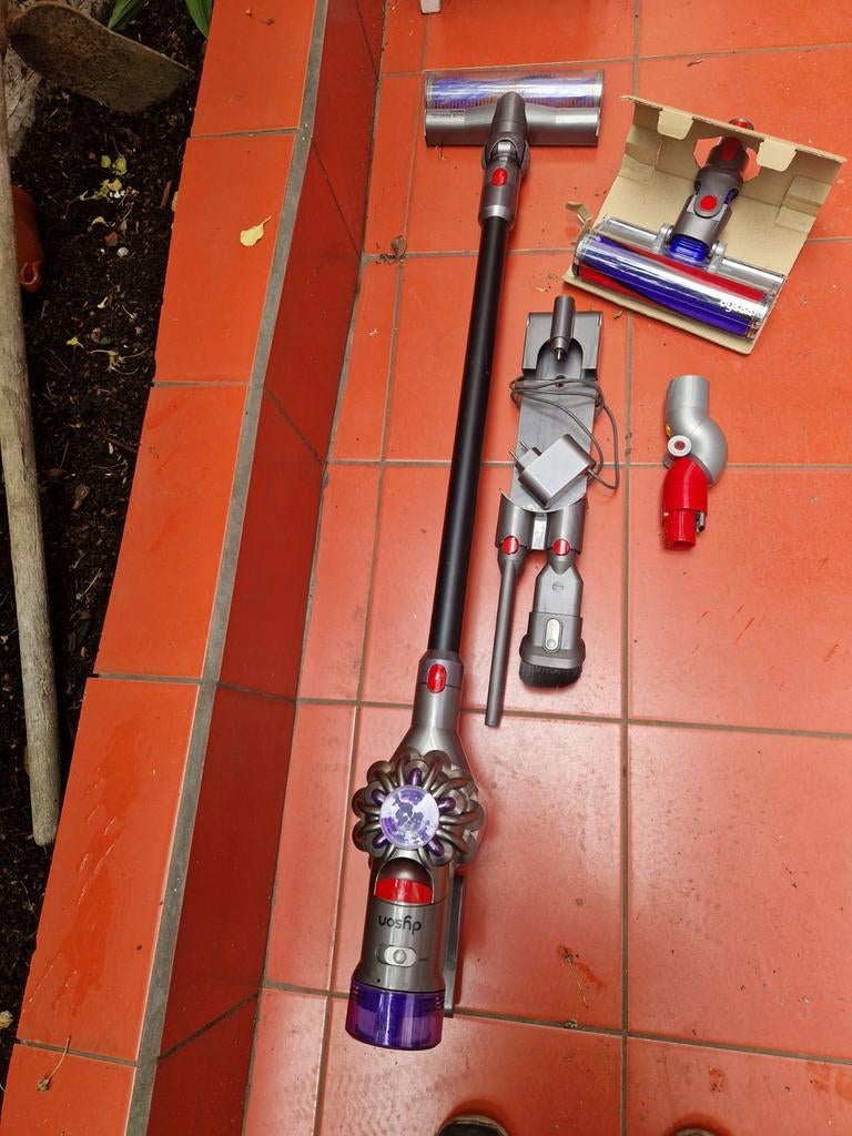 Aspirateur dyson v8 avec tout les accessoires, Enlèvement