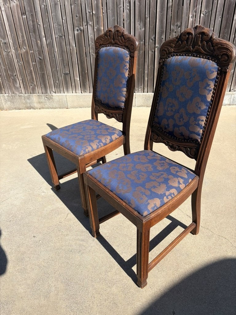 2 chaises anciennes en bois — Sculptures et revêtement bleu, Enlèvement