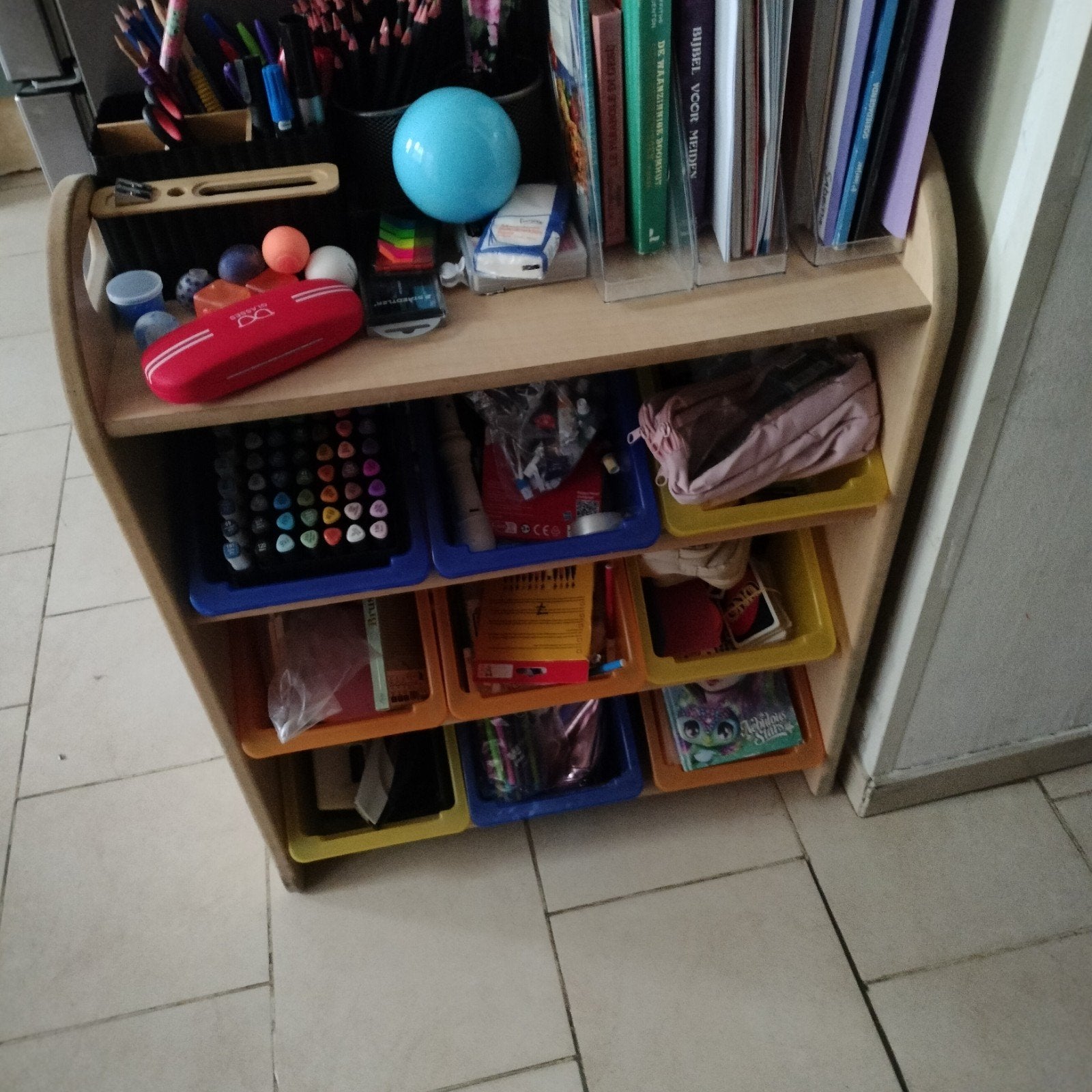 Beau petit meuble de rangement pour enfant avec 9 bacs