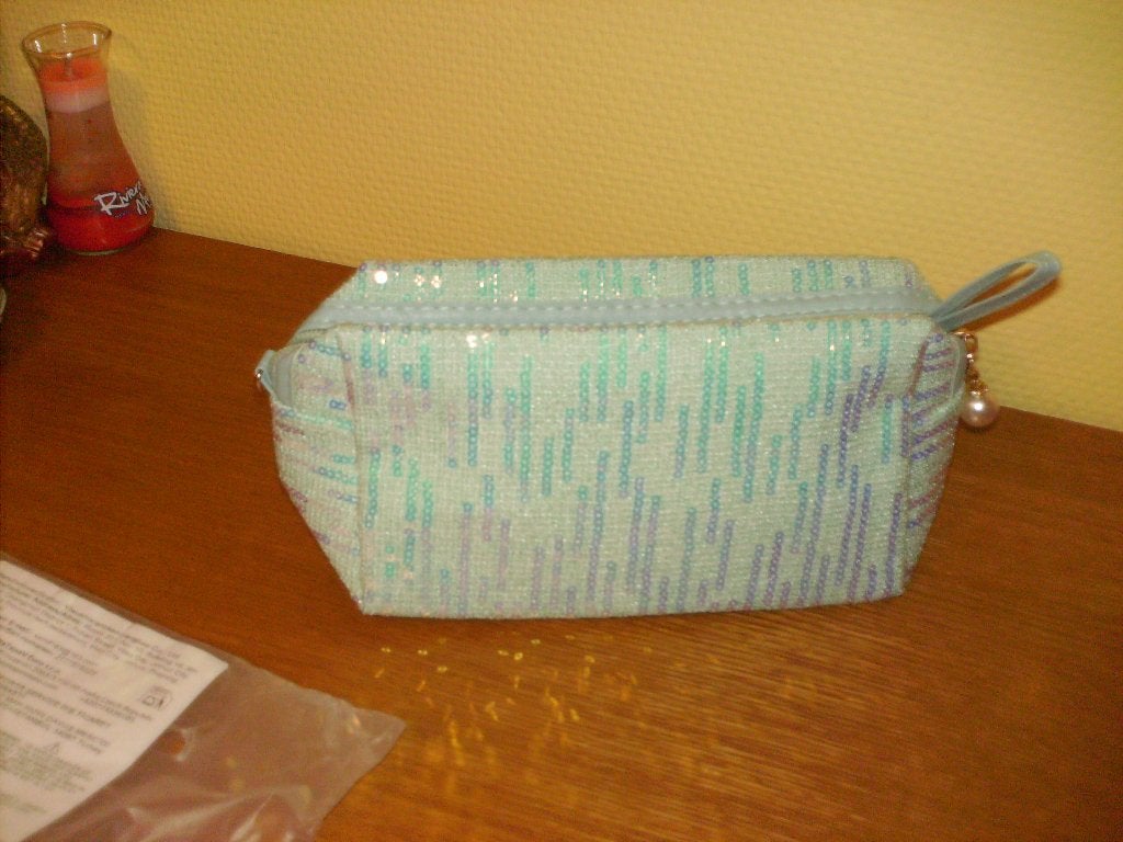 a vendre trousse de maquillage, Bijoux, Sacs & Beauté, Trousses de toilette, Enlèvement ou Envoi, Neuf, Autres couleurs, Femme