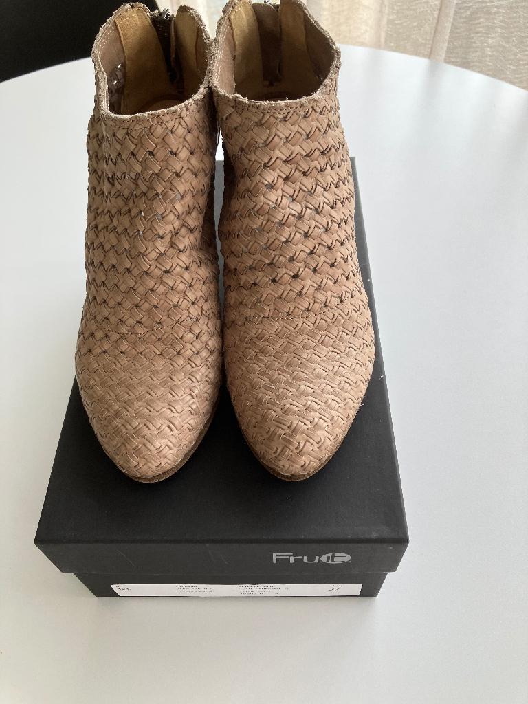 Enkellaarsjes Fru.it ecru / taupe maat 37, Vêtements | Femmes, Chaussures, Fru.it, Enlèvement ou Envoi, Beige, Comme neuf
