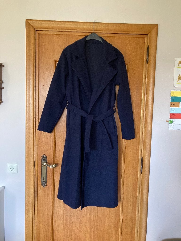 Donkerblauwe jas geen rits, geen knopen, enkel lint, Enlèvement ou Envoi, Comme neuf, Bleu