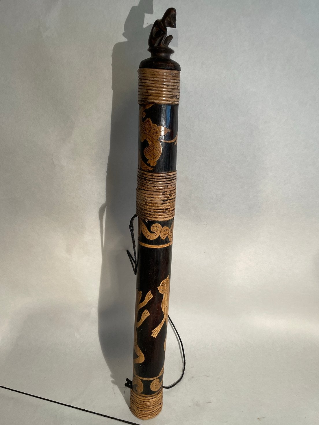 Traditionele pijlenkoker uit Borneo, Ophalen, Houtsnijwerk, Hout, Bruin