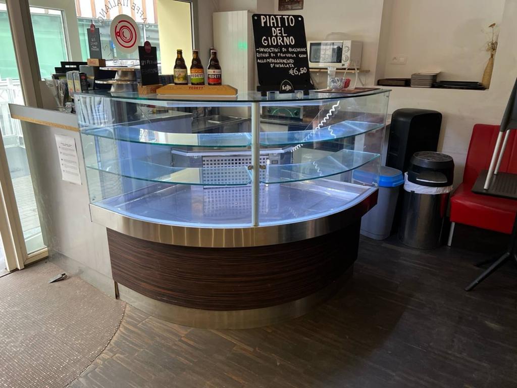 Horeca - Vitrine curve grande capacite pour cafeteria, Enlèvement