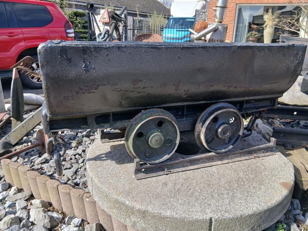 Oude metalen mijnkar, decoratieve spoorbak, Ophalen