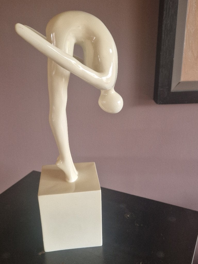 Modern gestileerd figuur van naakte vrouw van Sara Mansur, Ophalen of Verzenden, 20 - 50 cm, Beeld, Composieten