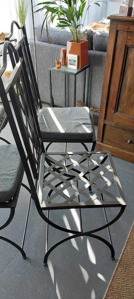 Echte gietijzeren stoelen, Ophalen