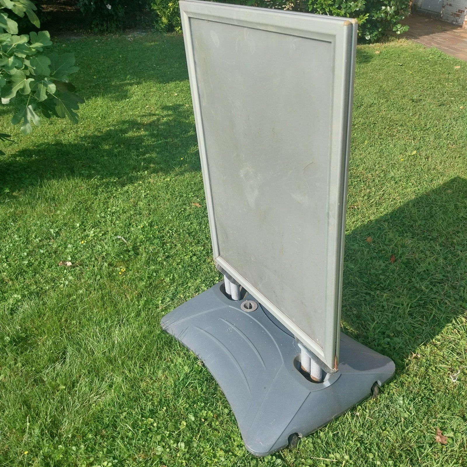 verende stoep reclame bord, Enlèvement