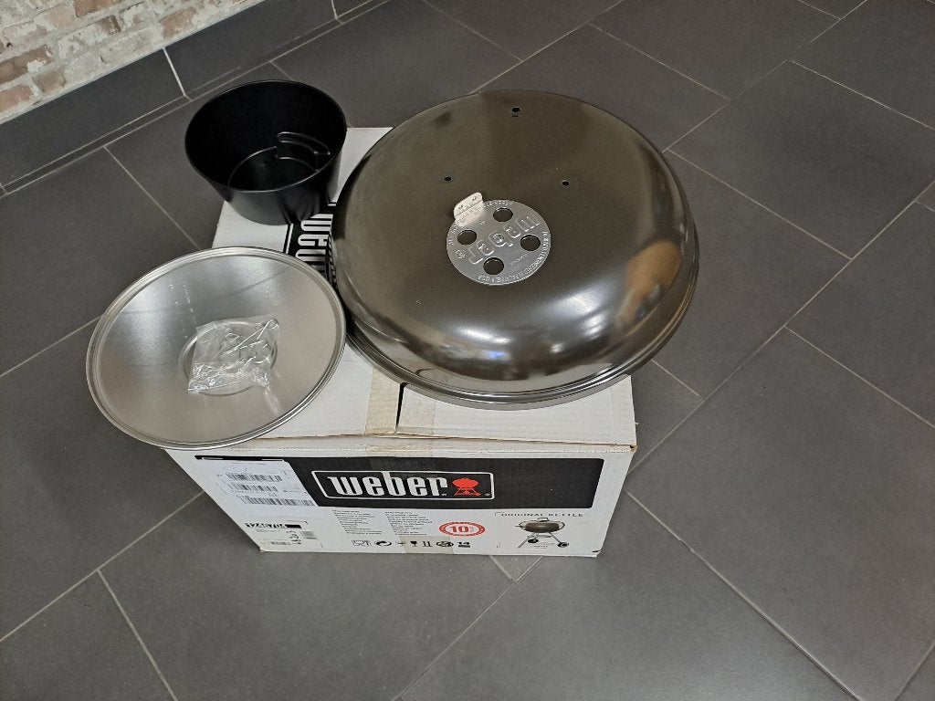 Couvercle + accessoires barbecue weber kettle neuf !, Enlèvement, Neuf, Weber, Avec accessoires