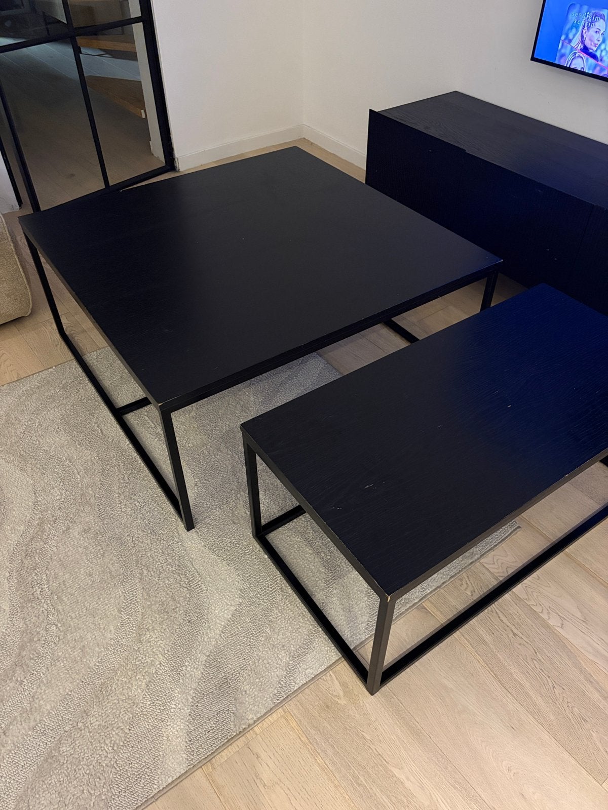 set van2 zwarte salontafels met een strak metalen onderstel., Ophalen, Gebruikt, Vierkant