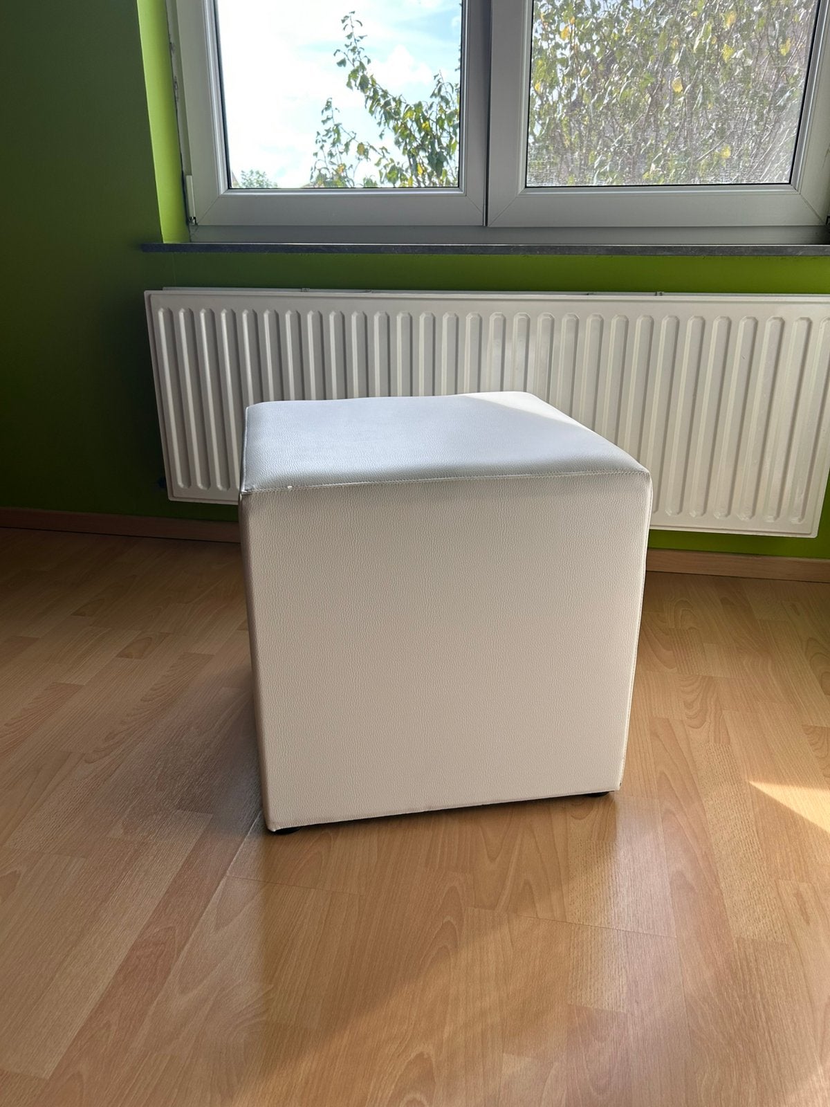 Wit lederen bijzetpoef, Huis en Inrichting, Ophalen, Leer, Zo goed als nieuw, Modern