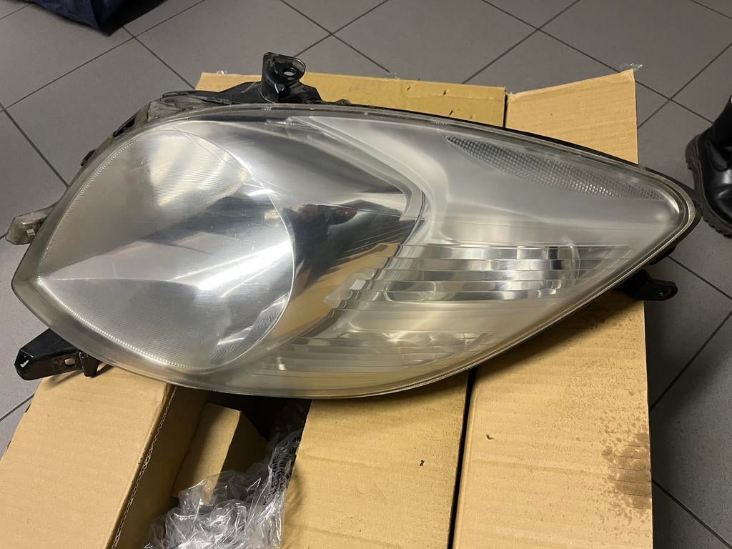 Phare de la Toyota Yaris, Enlèvement, Toyota
