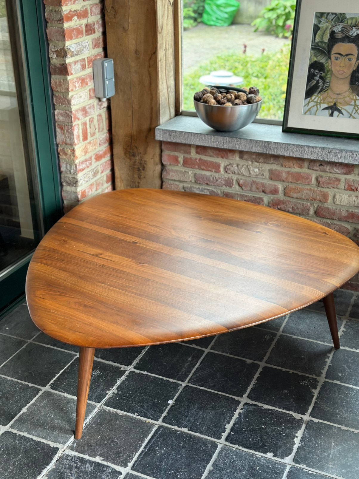 Notenhouten salontafel - organische vorm, Huis en Inrichting, Tafels | Salontafels, Ophalen, Gebruikt