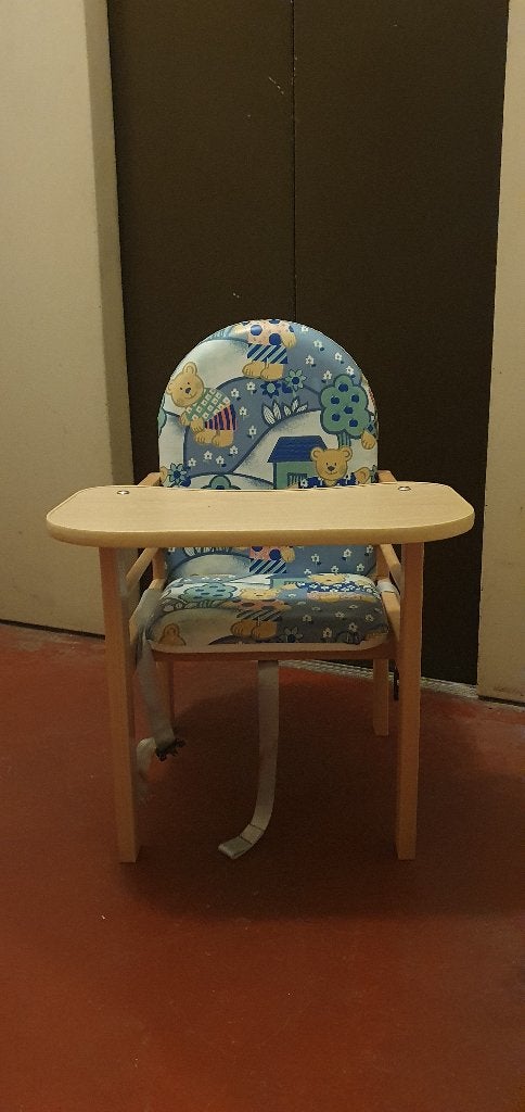 Chaise bébé en bois avec tablette et coussin, Enfants & Bébés, Enlèvement, Comme neuf, Chaise de table