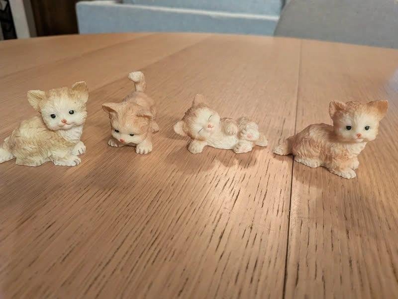 Lot de 4 chatons en résine, Enlèvement