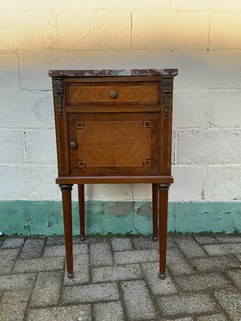 bijzetkastje in Lodewijk XVI-stijl met marmeren blad, Huis en Inrichting, Slaapkamer | Nachtkastjes, Ophalen, Gebruikt, Minder dan 45 cm