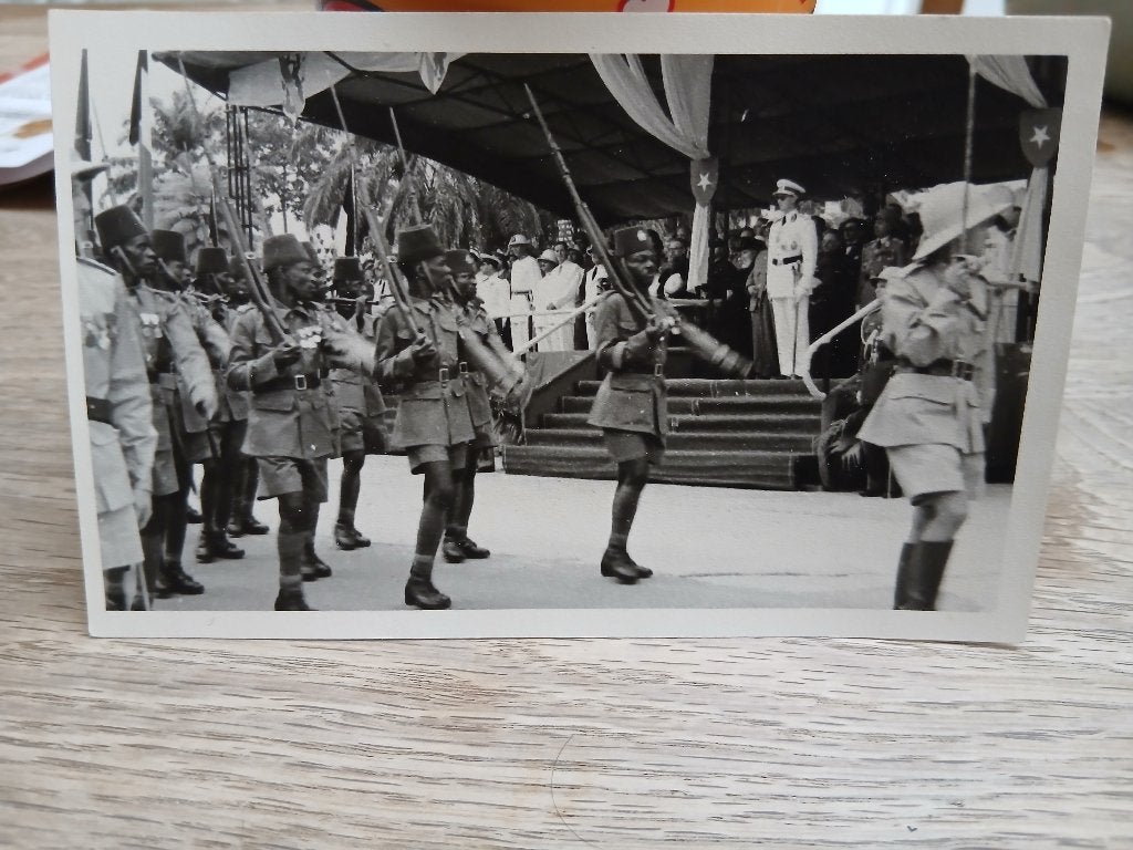 Photo défilé royale de la Force Publique Congo Belge, Enlèvement, Armée de terre, Photo ou Poster