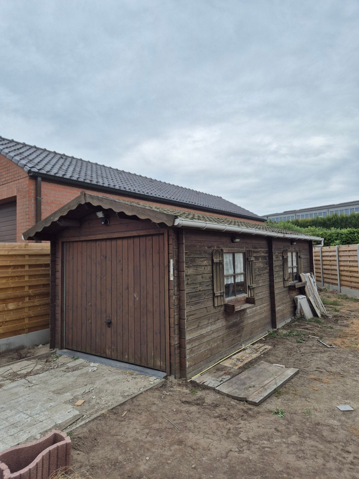 Oerdegelijk tuinhuis 7x3m incl garagepoort + ramen + deur, Ophalen, Tuinhuis, 2 ramen, 500 cm of meer