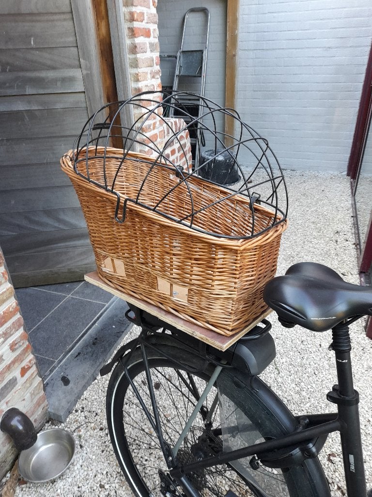 Fietsmand hond + bevestiging voor op de fiets, Dieren en Toebehoren, Honden-accessoires, Basil, Ophalen, Gebruikt, Hondenfietsmand